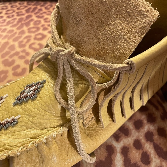 Manitoba Mukluk Mid Gatherer in tan leather with beading, size 10 women. - Picture 11 of 14